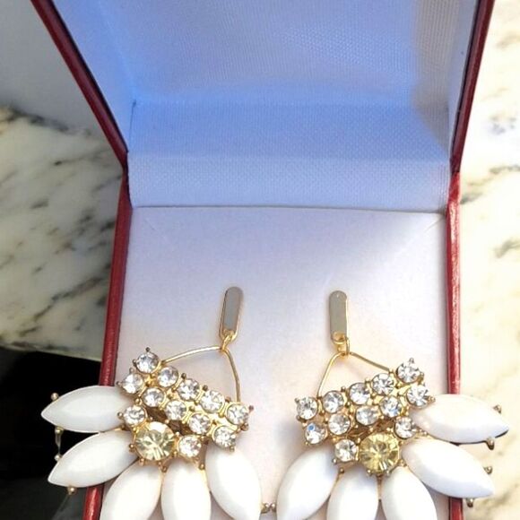 Elegant Gold and White Earrings - Picture 2 of 3